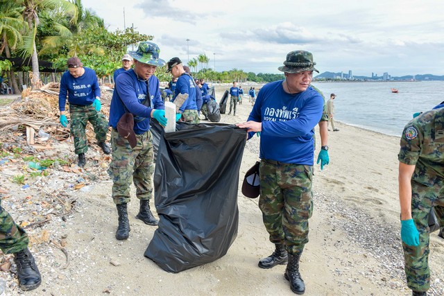 สอ.รฝ. จัดกำลังพล 100 นาย ร่วม ไทยออยล์ ตรวจสอบคราบน้ำมันชายหาดบางพระ