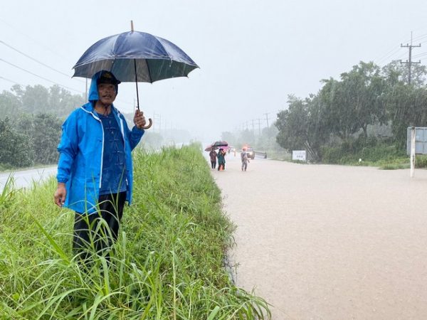 ตราด-นายกเหล่ากาชาดจังหวัดตราด ประธานแม่บ้านมหาดไทยจังหวัดตราด นำคณะเยี่ยมศูนย์เด็กเล็ก ต.คลองใหญ่ เจอน้ำท่วมถนนท่วมรถครึ่งคัน โชคดีหนีทัน