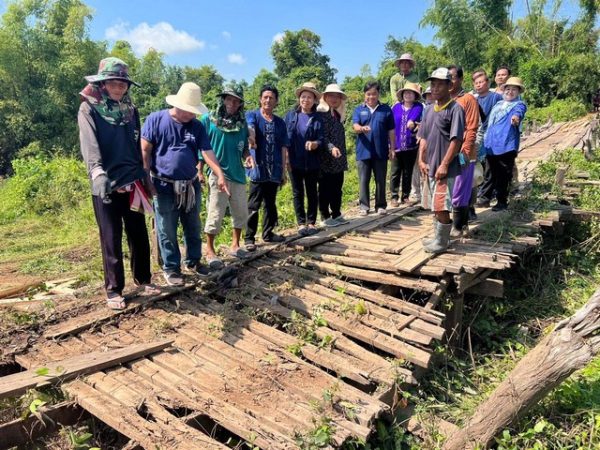 กาฬสินธุ์ ส.ส.หมู วิรัช ลุยรับเรื่องประสานหน่วยงานสร้างสะพานช่วยชาวบ้านขนผลิตผลทางการเกษตร