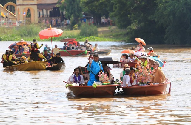 ลพบุรี ชาวมอญบางขันหมาก “จัดประเพณีลอยผ้าป่าทางเรือ สืบสานประเพณีที่มีมาตั้งแต่สมัยโบราณ”