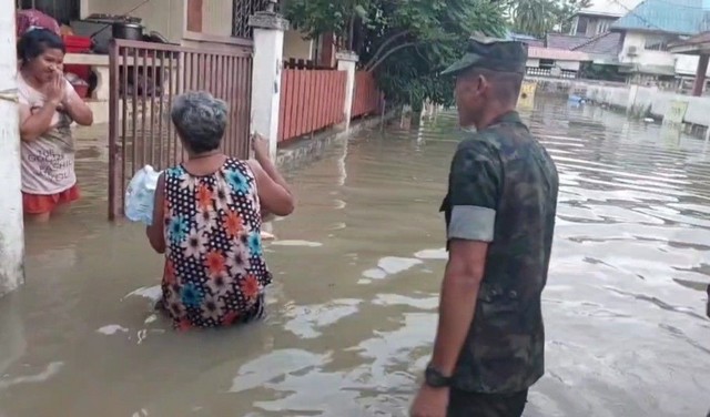 ทหารเรือ ลุยน้ำ นำอาหารพร้อมน้ำดื่ม แจกจ่ายประชาชน ติดอยู่ในที่พักอาศัยจากฝนตกน้ำท่วมหนัก ชาวบ้านยกมือท่วมหัวขอบคุณทหารเรือจริงๆ