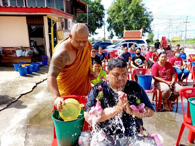 ปทุมธานี “คลื่นคนบุญแห่อาบน้ำมนต์ธรณีสารใหญ่ ” พระครูขันติธรรมรัต เจ้าอาวาส วัดตระพัง สามโคก เพื่อเป็นสิริมงคล กันอย่างคึกคัก