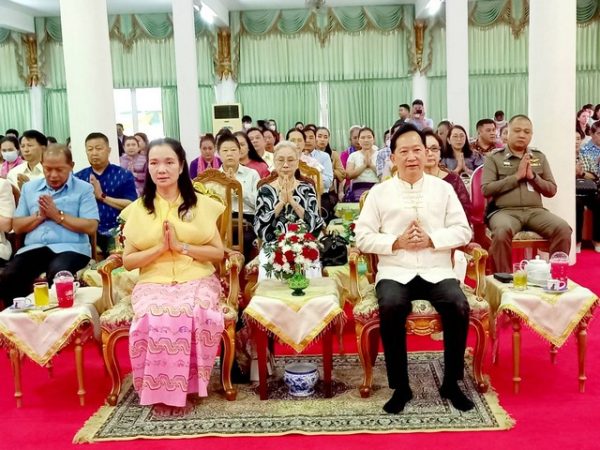 ปทุมธานี ชาวปทุมธานี ร่วมอวยพรวันเกิด 56 ปี พ่อเมืองปทุมธานี กันอยากคึกคัก