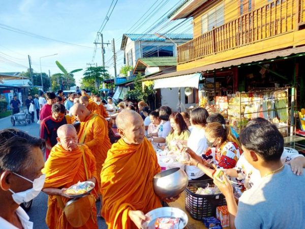 ปทุมธานี ชาวสามโคก ทำบุญตักบาตรเนื่องใน ”วันสารทไทย-สารทมอญ” คึกคัก