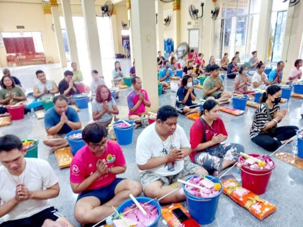 ปทุมธานี “คึกคัก” ศิษยานุศิษย์ร่วมพิธีอาบน้ำมนต์ธรณีสารใหญ่ วัดตระพัง สามโคก เพื่อเป็นสิริมงคล