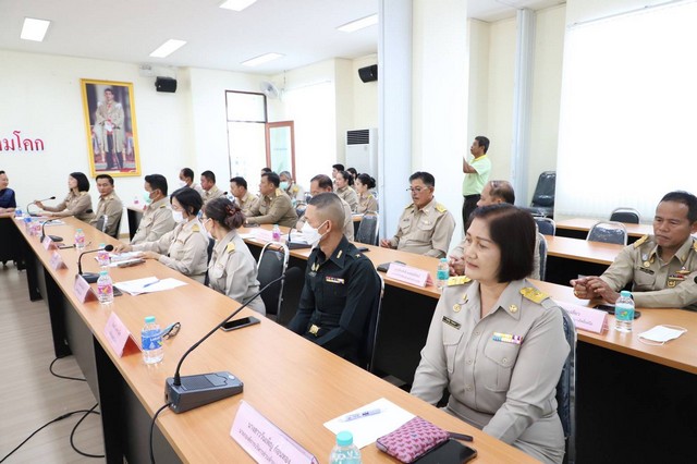 ปทุมธานี พ่อเมืองปทุมธานี เข้าพื้นที่รับฟังปัญหาการปฏิบัติงานอำเภอสามโคก พร้อมย้ำให้ส่วนราชการบริการประชาชนด้วยความเอาใจใส่ เร่งเพิ่มรายได้ สร้างความเป็นอยู่ที่ดีขึ้น