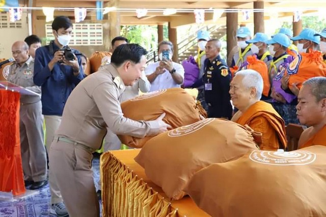 ปทุมธานี มูลนิธิอาสาเพื่อนพึ่ง (ภาฯ) ยามยาก สภากาชาดไทย เชิญถุงยังชีพพระราชทานช่วยเหลือประชาชนที่ประสบอุทกภัยในพื้นที่จังหวัดปทุมธานี