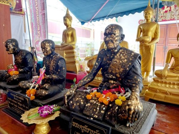 ปทุมธานี “โค้งสุดท้าย” ชาวบ้านแก้บนพร้อมส่องเลขไอ้ไข่วัดบางเตยกลางในวันออกพรรษาคึกคัก