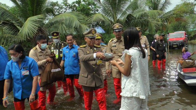 นครนายก – มูลนิธิราชประชานุเคราะห์ ในพระบรมราชูปถัมภ์ เชิญถุงยังชีพพระราชทานไปมอบแก่ผู้ประสบอุทกภัยในพื้นที่ จังหวัดนครนายก