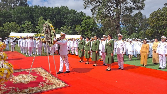 (สุรินทร์) จังหวัดสุรินทร์ ทำบุญตักบาตรถวายพระราชกุศล และวางพวงมาลาถวายสักการะ เนื่องในวันนวมินทรมหาราช