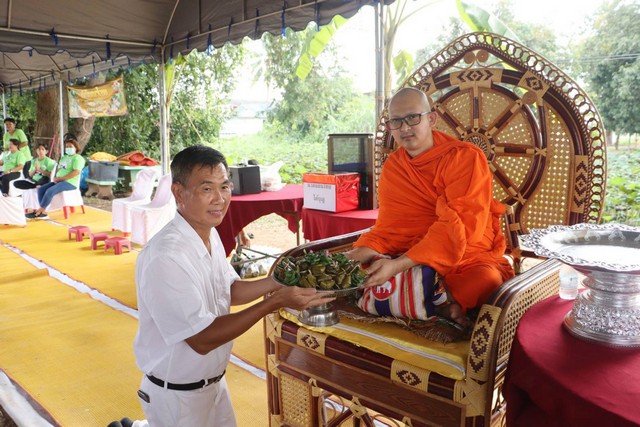 พิจิตร-ชาวพิจิตรจัดประเพณีงานบุญวันออกพรรษา“ขอทานข้าวต้มมัด”