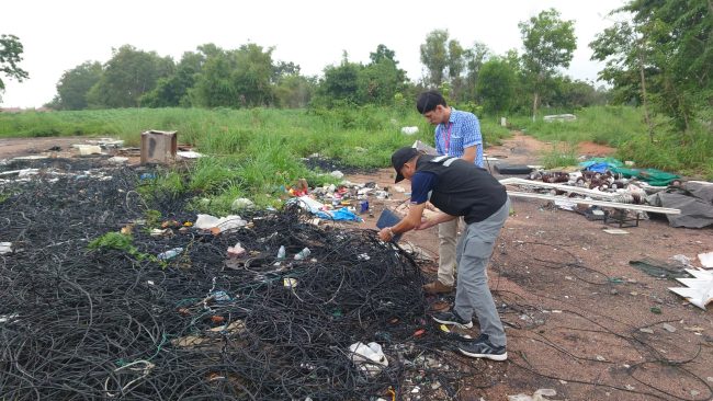 ชลบุรี-ชาวบ้านแตกตื่น ไฟไหม้กองสายไฟเก่า ควันลอยพุ่งเต็มท้องฟ้า