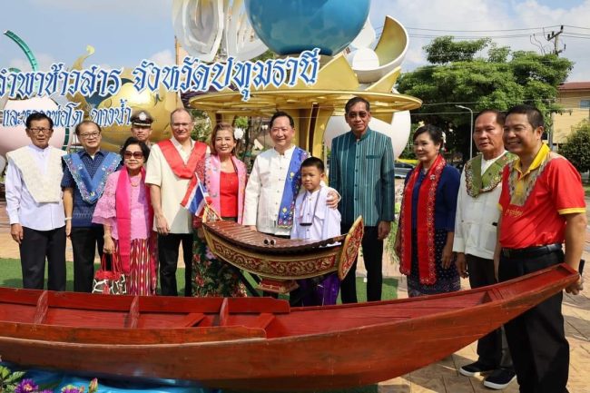 ปทุมธานี ผวจ.นำปชช.และชาวมอญล่องเรือสืบสานประเพณีลำพาข้าวสารทางแม่น้ำเจ้าพระยา