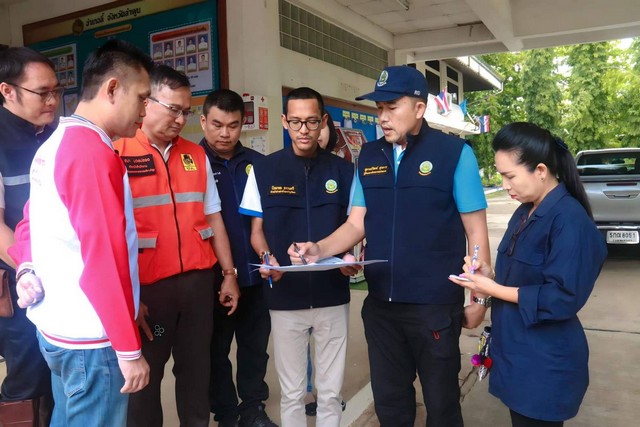 ลำพูน – สถานการณ์อุทกภัยที่จังหวัดลำพูน ยังต้องติดตามอย่างใกล้ชิด มูลนิธิพุทไธสวรรย์จังหวัดเชียงใหม่ และจังหวัดลำพูน ลงพื้นที่ 3 อำเภอ มอบน้ำดื่มแก่ผู้ประสบภัย หลังหลังจากพบว่ามีผู้ประสบภัยต้องการน้ำดื่มจำนวนมาก