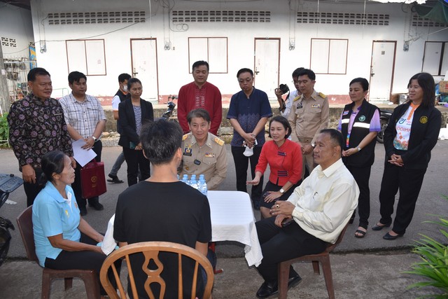 จันทบุรี-ผู้ว่าราชการจังหวัดจันทบุรีนำคณะเยี่ยมให้กำลังใจครอบครัวแรงงานผู้ประสบภัยสงครามอิสราเอล ที่เดินทางกลับจังหวัดจันทบุรีอย่างปลอดภัย