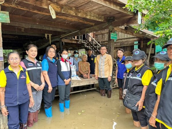 สุโขทัย-สำนักงานเหล่ากาชาดจังหวัดสุโขทัย ลงพื้นที่มอบถุงธารน้ำใจจากสภากาชาดไทย ช่วยเหลือผู้ประสบอุทกภัยอำเภอคีรีมาศ