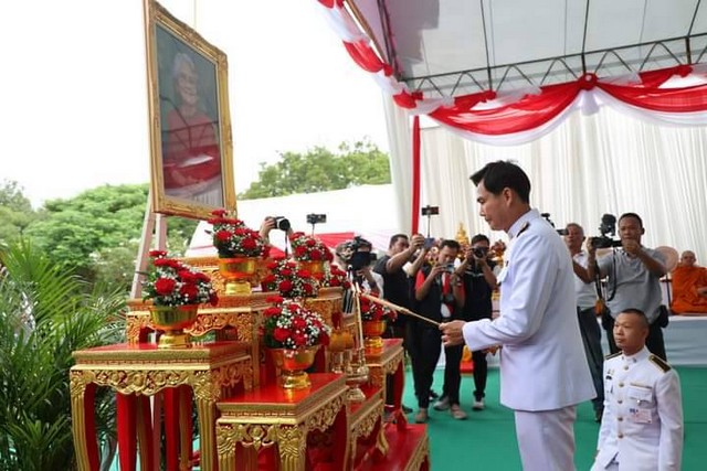 อยุธยา – ผู้ว่าฯอยุธยา นำหัวหน้าส่วนราชการ และพสกนิกรทุกหมู่เหล่า ร่วมพิธีบำเพ็ญกุศลและวางพานพุ่ม เพื่อเทิดพระเกียรติเนื่องในโอกาสวันคล้ายวันพระราชสมภพ ครบ ๑๒๓ ปี ของสมเด็จพระศรีนครินทราบรมราชชนนี