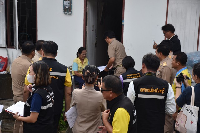 จันทบุรี-ผู้ว่าราชการจังหวัดจันทบุรีนำคณะเยี่ยมให้กำลังใจครอบครัวแรงงานผู้ประสบภัยสงครามอิสราเอล 