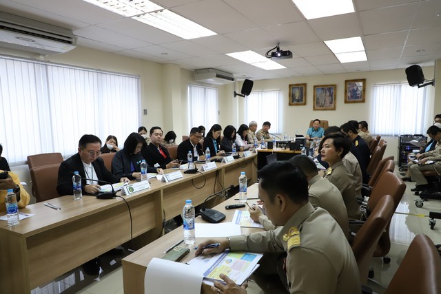 ปทุมธานี ผู้ว่าฯ ปทุมธานี ตรวจเยี่ยมหน่วยงานกระทรวงการคลัง จังหวัดปทุมธานี มอบนโยบายร่วมกันขับเคลื่อน กระตุ้นเศรษฐกิจตามนโยบายของรัฐบาลและจังหวัด