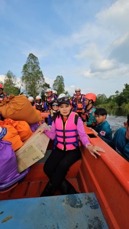 กาฬสินธุ์มูลนิธิเพื่อนพึ่ง(ภาฯ)ยามยากนำถุงยังชีพพระราชทานช่วยผู้ประสบภัยน้ำท่วม