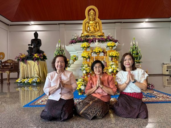 กาฬสินธุ์อิ่มบุญสืบสานประเพณีทำบุญตักบาตรฟังธรรมวันออกพรรษาคึกคัก