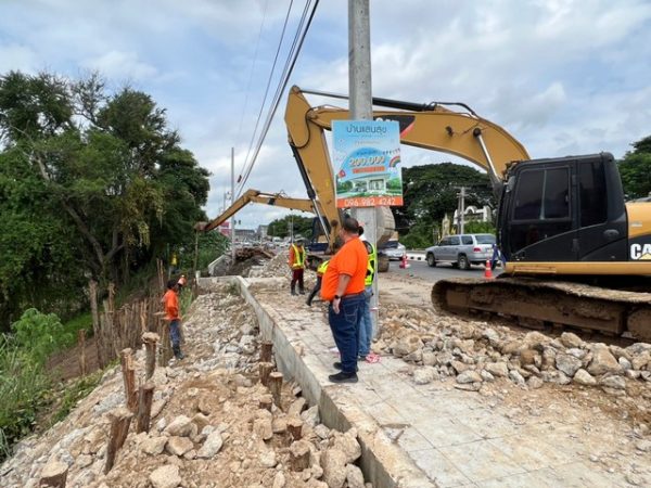 สระบุรี/แขวงทางหลวงสระบุรีหมวดทาง หลวงสระบุรี เร่งด่วนและดำเนินการ นำเสาเข็มไม้ยูคา ปักกันแนวตลอด แนวตลิ่งที่มีทรุดตัวลงลงแม่น้ำป่าสัก สาเหตุภัยพิบัติฉุกเฉิน