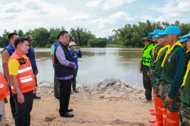 ร้อยเอ็ด…สถานการณ์น้ำชีล้นตลิ่ง เซาะถนนเชื่อมหมู่บ้านพัง ด้าน ผู้ว่าฯ ร้อยเอ็ด รุดติดตั้งสะพานเหล็กชั่วคราว พร้อมจัดเรือท้องแบน 3 ลำ ช่วยเหลือประชาชน