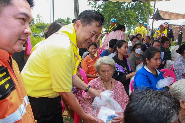 ร้อยเอ็ด…ผู้ว่าฯ ลงพื้นที่ ตำบลดงสิงห์ อำเภอจังหาร มอบถุงยังชีพและให้กำลังใจแก่ ผู้ประสบอุทกภัย