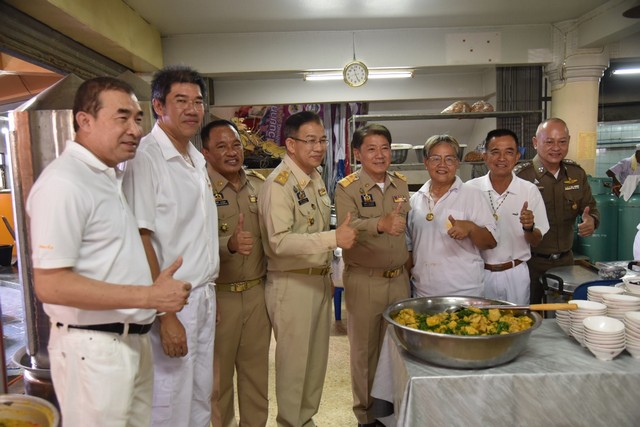 จันทบุรี-เทศกาลถือศีลกินเจ จังหวัดจันทบุรีคึกคัก ผู้ว่าฯ นำหัวหน้าส่วนราชการร่วมรับประทานอาหารเจ และให้กำลังใจคณะกรรมการ