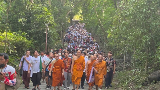 คนนับพัน แห่นำโฉนดให้หลวงพ่อสง่า วัดเขาไม้แดงทำพิธี ให้ขายได้เร็วขึ้น มีมูลค่าขายกว่า 25,000 ล้านบาท