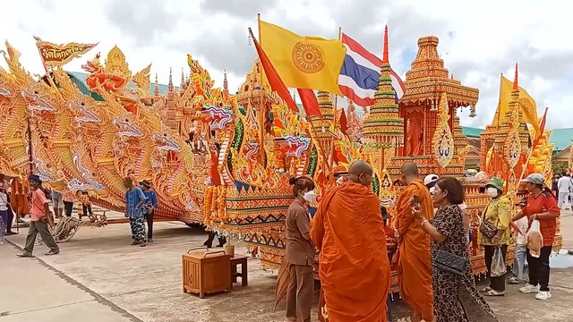 สีสันงานประเพณีลากพระเมืองสะเดา พุทธศาสนิกชนร่วมงานคึกคัก