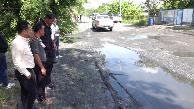 ปทุมธานี นายกแจ๊สพร้อมทีมงานลงพื้นที่สำรวจพื้นผิวถนนที่ชำรุดเพื่อเร่งซ่อมป้องกันอุบัติเหตุ