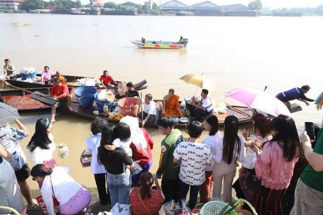 ปทุมธานี ผู้ว่าฯ ปทุมธานี ร่วมประเพณีตักบาตรพระร้อยทางเรือ ณ ท่าน้ำวัดชินวราราม