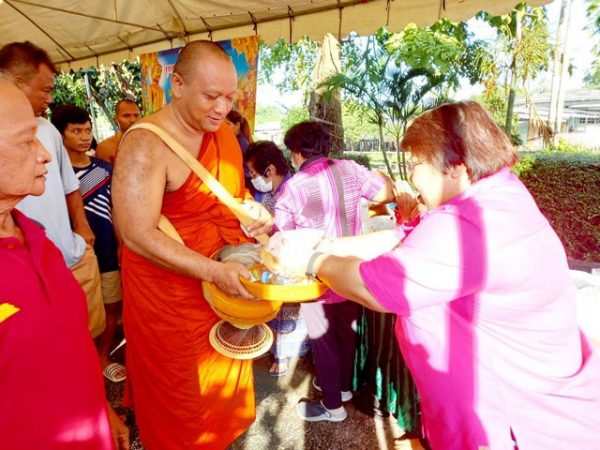 ปทุมธานี วัดบ้านพร้าวใน สามโคก จัดพิธีทำบุญตักบาตรพระร้อย ประจำปี 2566 พุทธศาสนิกชนร่วม ทำบุญมากมาย