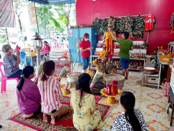 ปทุมธานี “ใกล้วันหวยออกแล้ว” ชาวบ้านลุ้นส่องเลขธูปไอ้ไข่วัดบางเตยกลาง สามโคก คึกคัก