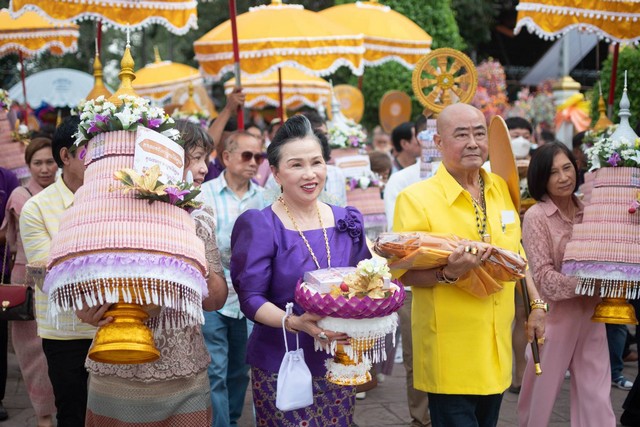 นครนายก – อลังการงานกฐินวัดธรรมปัญญา ประชาชนทั่วสารทิศมาร่วมทำบุญและแห่องค์กฐินรอบพระอุโบสถ