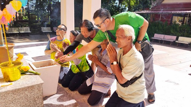 นครนายก ฮือฮาพนักงานเทศบาลและชาวบ้านพบพระพุทธรูปแปลกมีเม็ดตุ่มขึ้นเต็มทั้งองค์พระ