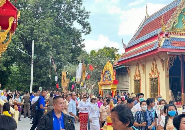 สระบุรี-ผบ.ตร. พร้อมด้วย นายกสมาคมแม่บ้านตำรวจ ข้าราชการตำรวจ ร่วมทอดกฐิน สามัคคคี วัดหาดสองแคว