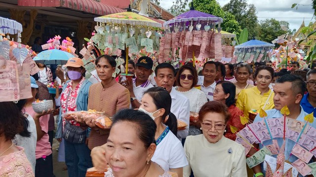 นราธิวาส-พุทธศาสนิกชนชาวอำเภอสุไหงปาดีและชาวมาเลเซียร่วมทอดกฐินสามัคคี ณ วัดประชุมชลธารา