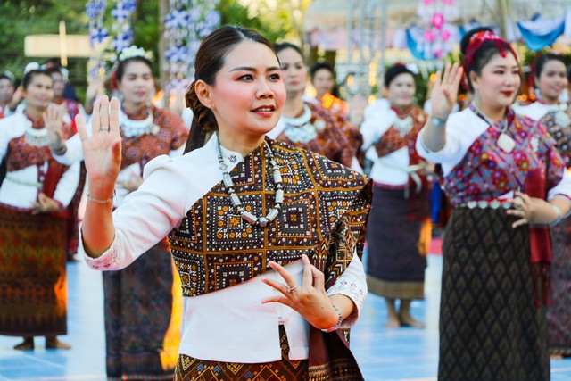 กาฬสินธุ์สักการะพระประชาชนบาลเปิดงานประเพณีตักบาตรเทโวโรหณะยิ่งใหญ่