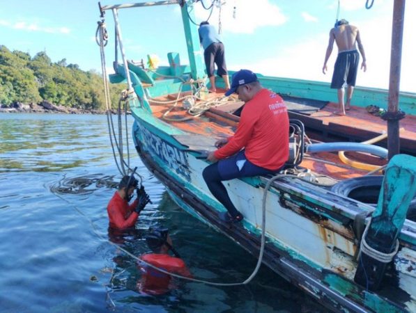 สตูล ทัพเรือภาคที่ 3และหน่วยรักษาความปลอดภัยทางทะเลเกาะหลีเป๊ะสตูล เข้ากู้เรือประสบอุบัติเหตุท้องเรือแตกรั่วขณะเดินทางทำการประมง มีน้ำไหลเข้าภายในตัวเรือบริเวณเกาะบุโหลนเล