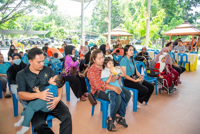 นราธิวาส-ผู้ใหญ่ใจดี เติมกำลังใจ มอบอุปกรณ์ช่วยเหลือเด็กพิการชายแดนใต้ หวังสร้างโอกาสการเติบโตสู่การเป็นผู้ใหญ่ที่มีความสุข พร้อมนำแรงบันดาลใจทำเพื่อสังคม