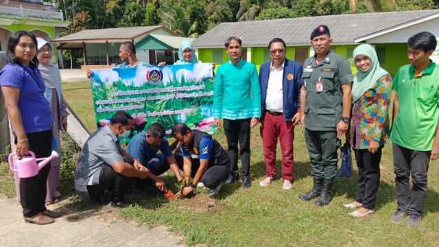 นราธิวาส-กำนันตำบลสากอจัดโครงการหมู่บ้านยั่งยืน (Sustainable Village)เพื่อเฉลิมพระเกียรติพระบาทสมเด็จพระเจ้าอยู่หัว เนื่องในโอกาสมหามงคลเฉลิมพระชนมพรรษา 72 พรรษา อำเภอสุไหงปาดี พัฒนาคุณภาพชีวิต ลดความเหลื่อมล้ำ