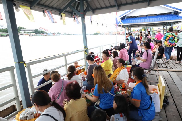 ปทุมธานี พ่อเมืองปทุมธานี ร่วมสืบสานประเพณีตักบาตรพระร้อย ทางเรือ ณ วัดหงษ์ปทุมาวาส อำเภอเมืองปทุมธานี