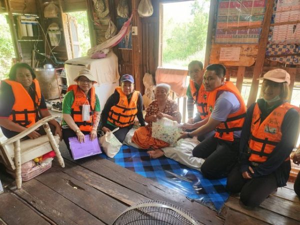 พิจิตร-อบจ.พิจิตร ส่งหมออนามัยและ อสม.นั่งเรือหางยาวเยี่ยมผู้ป่วยติดบ้านติดเตียงถึงบันไดบ้าน