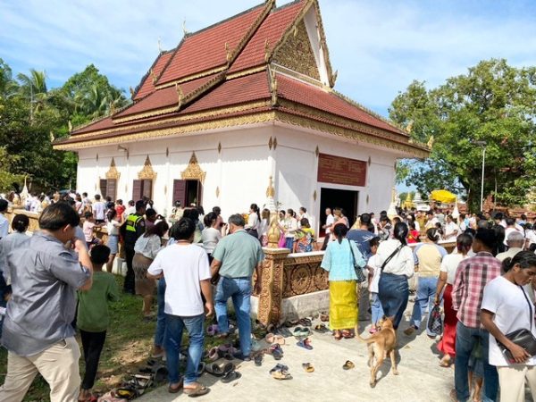 ตราด-กัมพูชา อิ่มอกอิ่มใจได้บุญ พุทธศาสนิกชนเชื้อสายไทยเกาะกงไทย-กัมพูชาร่วมกันแห่กฐินสามัคคีไปรอบๆ อุโบสถวัดคลองม่วง จ.เกาะกง กว่า 4,000 คน ประจําปี 2566