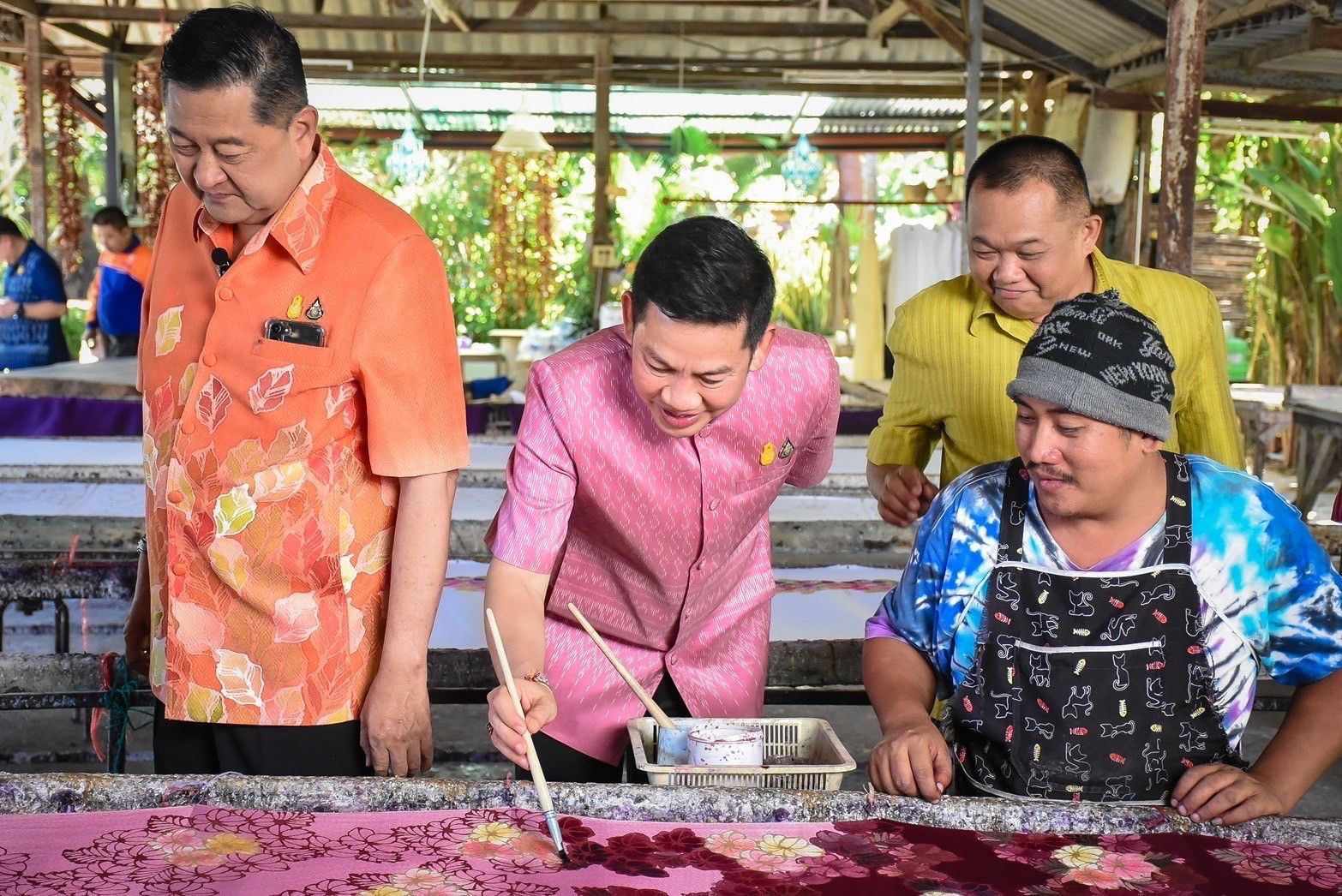 ร้อยเอ็ด…พ่อเมืองร้อยเอ็ดเยี่ยมชมกลุ่มเมืองไม้บาติก กลุ่มย้อมผ้าด้วยสีธรรมชาติ ตามโครงการ ผ้าไทยใส่สนุก