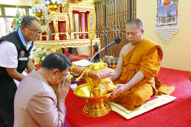 ชลบุรี-พลเรือเอก ณรงค์ เทศวิศาล อดีตผู้บัญชาการกองเรือยุทธการ นำพุทธศาสนิกชนร่วมทอดกฐินวัดช่องแสมสาร จังหวัดชลบุรี