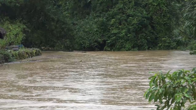 สงขลา-สะเดา ฝนตกหนักทั้งคืน ทำให้ระดับน้ำในคลองแก้วสูงขึ้น