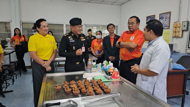 (สุรินทร์) ผบ.มทบ.25 ตรวจเยี่ยมการฝึกอบรมวิชาชีพหลักสูตรระยะสั้นให้กับกำลังพลและครอบครัว